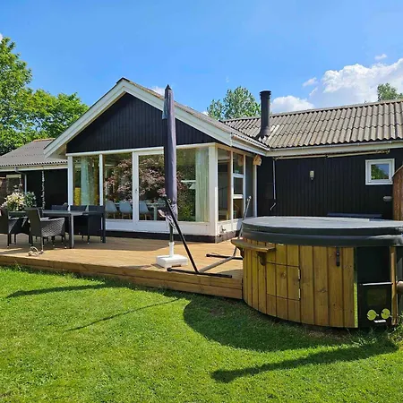 Cozy With Wilderness Bath Holiday home Follenslev